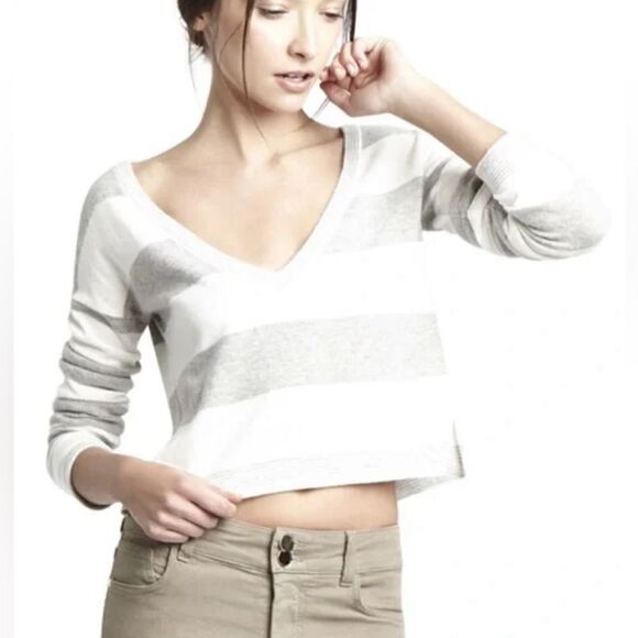 Alice & Olivia gray and white Striped Cropped V neck Sweater - Small. NWT - Picture 8 of 8